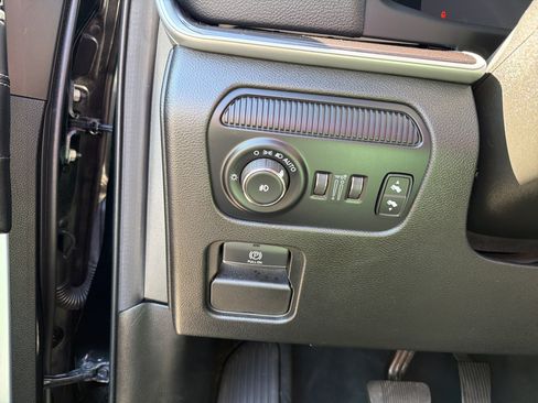 Used 2023 Jeep Wagoneer 4WD image 16