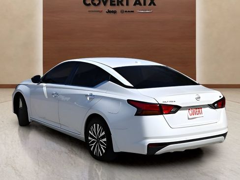 Used 2024 Nissan Altima 2.5 SV FWD image 3