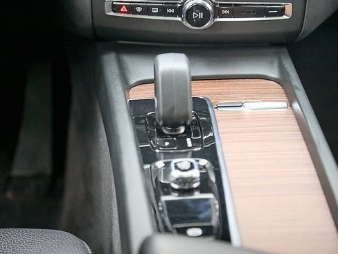 Certified 2023 Volvo XC60 T8 Plus image 31