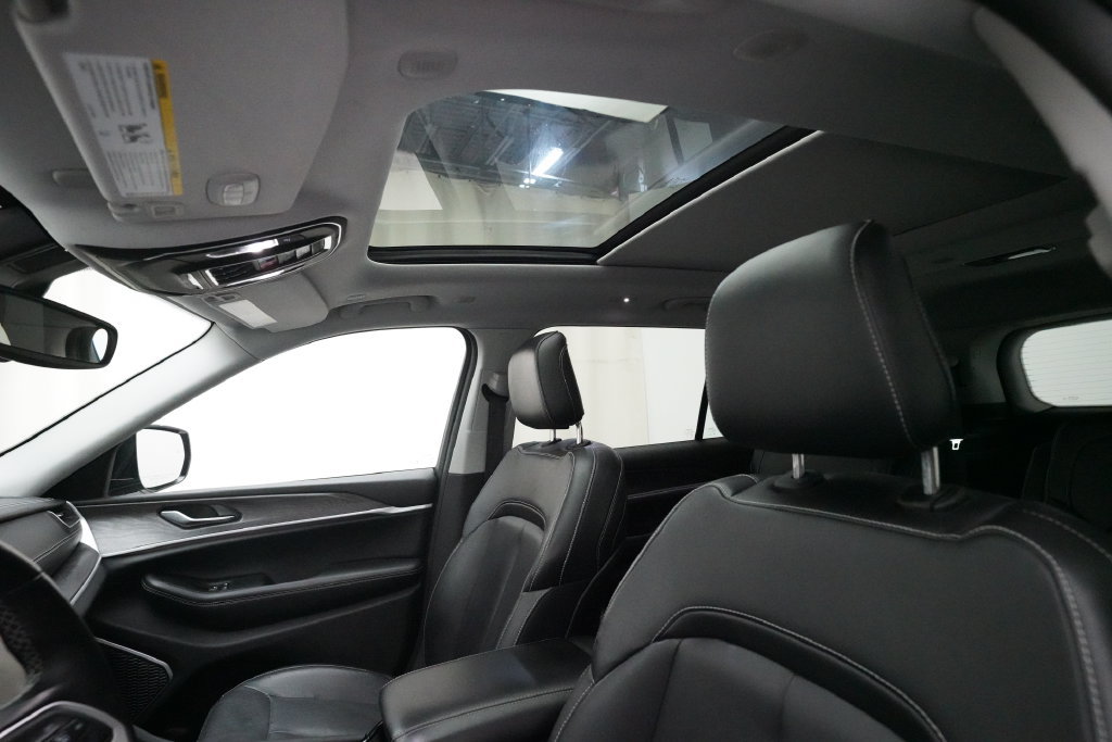 Used 2021 Jeep Grand Cherokee L Limited AWD/4WD image 31