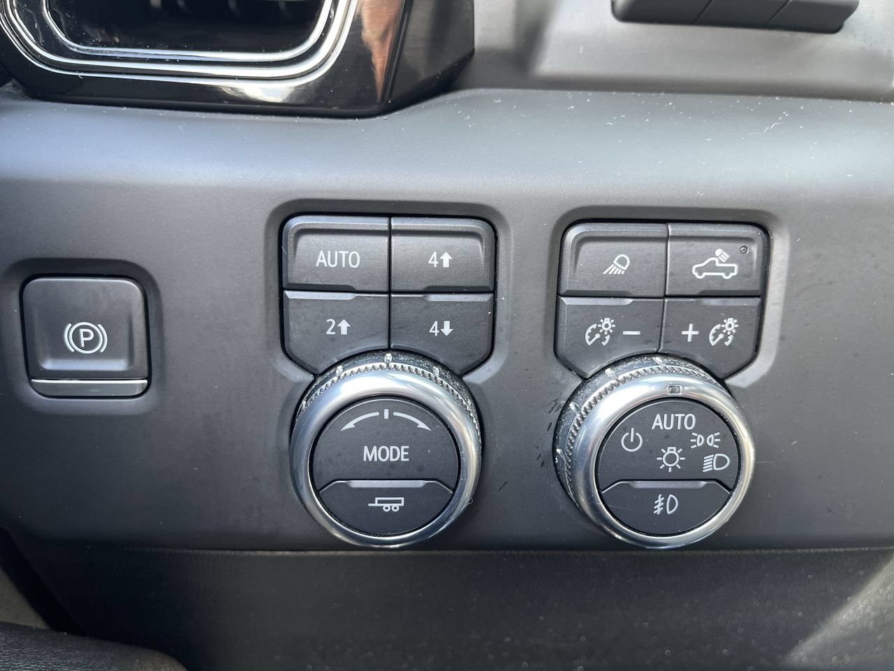 Used 2024 GMC Sierra 2500 AT4 w/ AT4 Premium Plus Package AWD/4WD image 18