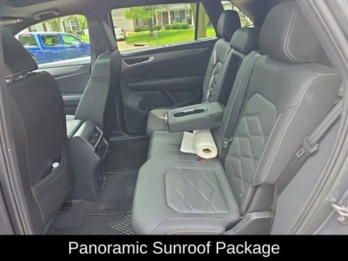 Used 2025 Volkswagen Atlas Cross Sport SE w/ Panoramic Sunroof Package FWD image 7