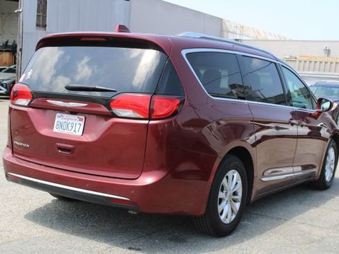 Used 2018 Chrysler Pacifica Touring-L FWD image 5