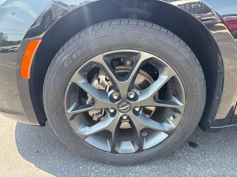 Used 2021 Chrysler Pacifica Touring w/ S Appearance Package FWD image 9