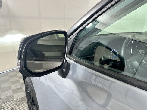 Used 2024 Toyota Highlander LE FWD image 10