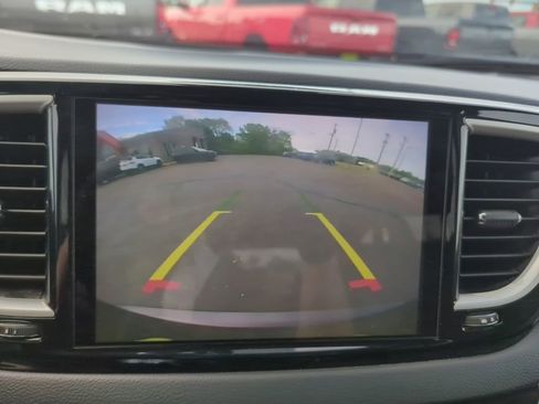 Used 2023 Chrysler Pacifica Touring-L FWD image 13