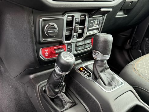Used 2025 Jeep Gladiator Mojave w/ Convenience Group AWD/4WD image 22