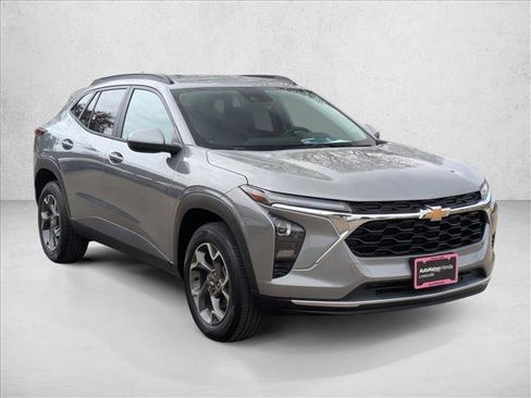 Used 2025 Chevrolet Trax LT w/ LT Convenience Package image 3