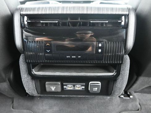 Used 2024 Jeep Wagoneer Series II w/ Premium Group I image 35