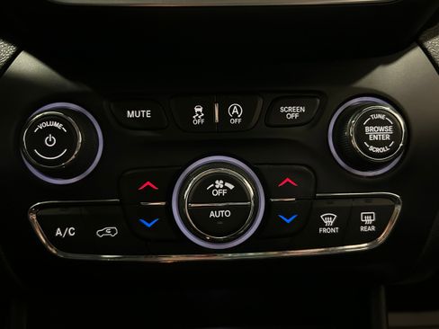 Used 2019 Jeep Cherokee Limited image 11