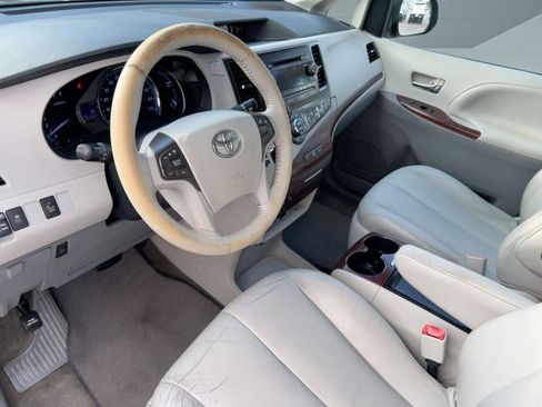 Used 2013 Toyota Sienna XLE image 4