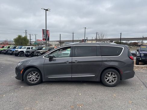 Used 2020 Chrysler Pacifica Touring-L image 13