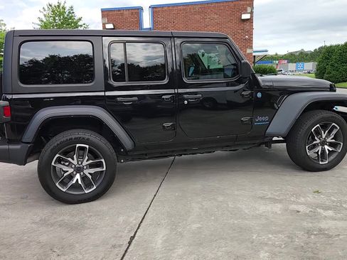 Used 2024 Jeep Wrangler Unlimited w/ Convenience Group AWD/4WD image 8