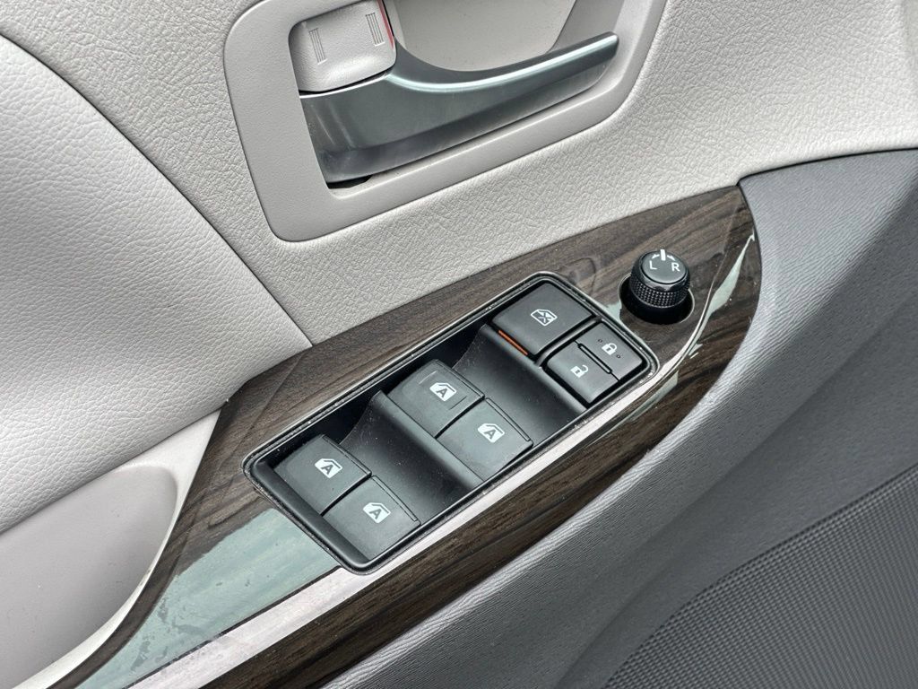 Used 2019 Toyota Sienna XLE w/ XLE Navigation Package FWD image 16