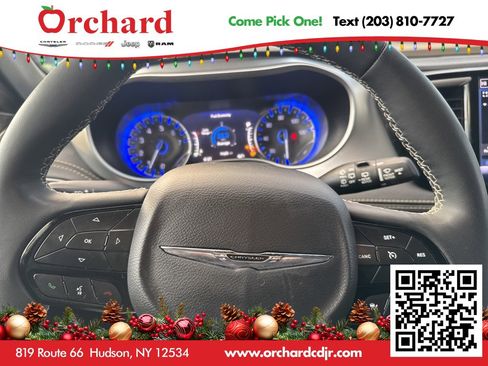 Used 2023 Chrysler Pacifica Touring image 28