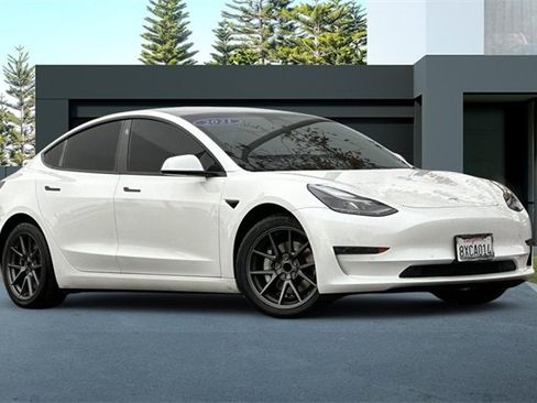 Used 2021 Tesla Model 3 Standard Range Plus image 2