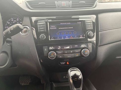 Used 2020 Nissan Rogue SV FWD image 12