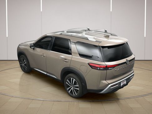 Certified 2024 Nissan Pathfinder Platinum FWD image 39