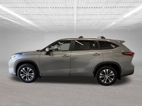 Used 2026 Toyota Highlander XLE AWD/4WD image 2