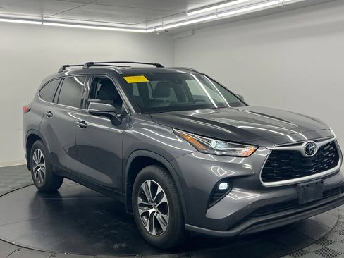 Used 2022 Toyota Highlander XLE FWD image 3