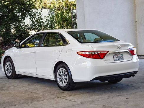 Used 2016 Toyota Camry LE image 4