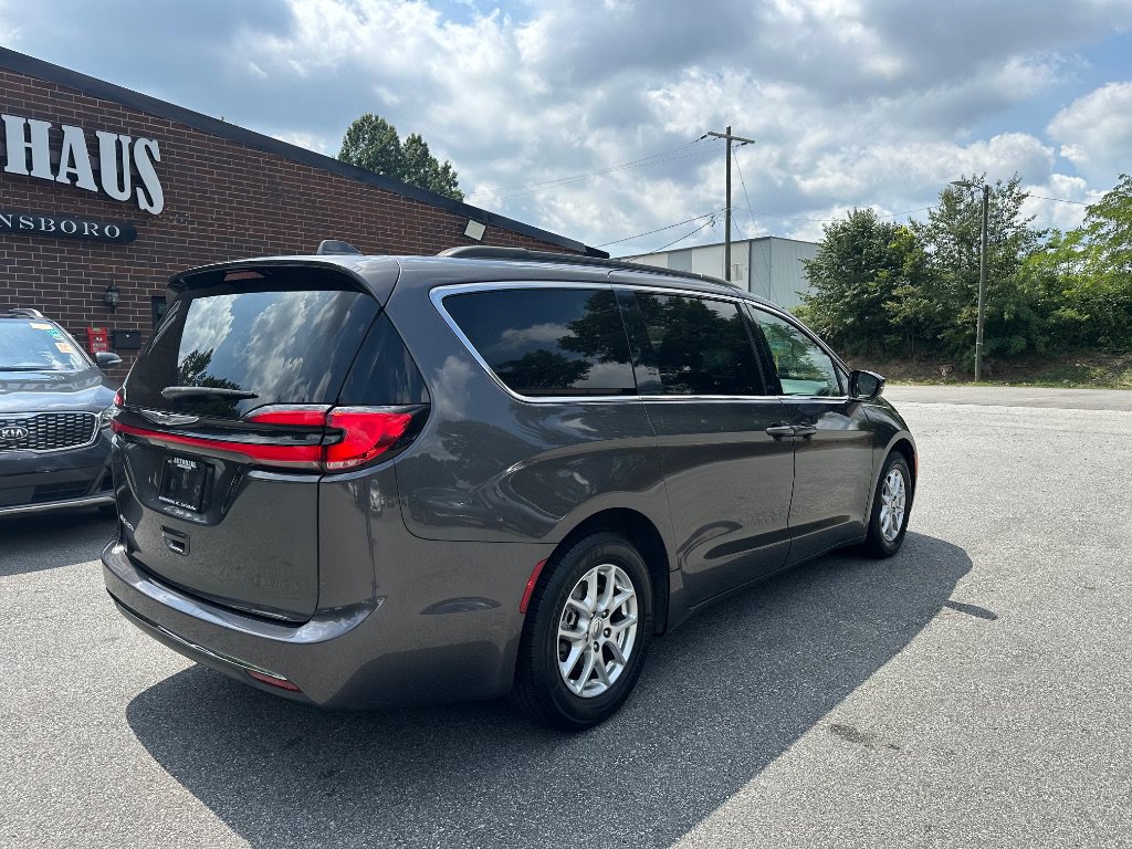 Used 2022 Chrysler Pacifica Touring-L FWD image 7
