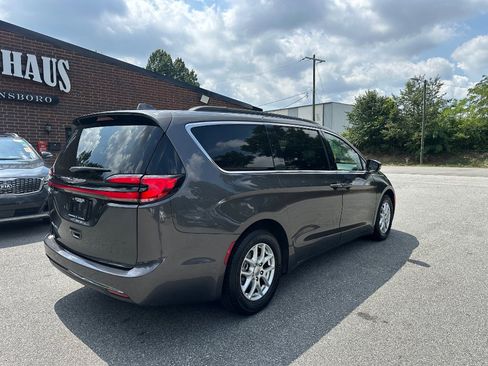 Used 2022 Chrysler Pacifica Touring-L FWD image 7
