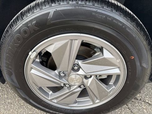 Certified 2025 Hyundai Elantra SE image 9