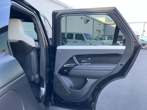 Used 2024 Land Rover Range Rover Sport SV image 16