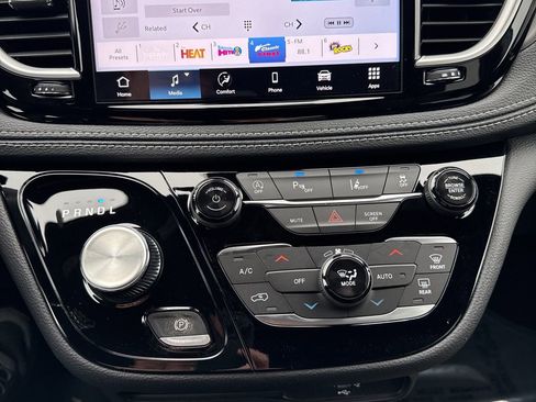 New 2026 Chrysler Pacifica Select image 11