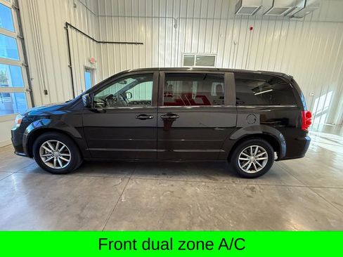 Used 2016 Dodge Grand Caravan SE image 4
