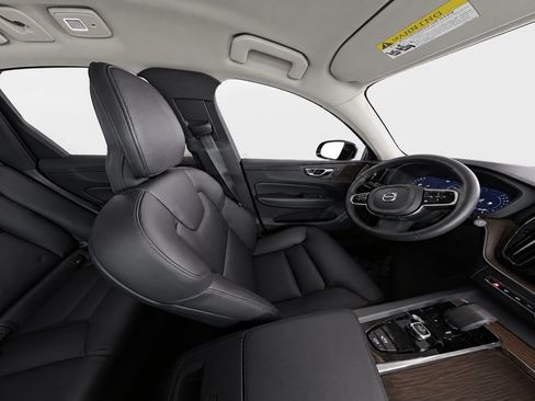 Certified 2024 Volvo XC60 B5 Plus w/ Protection Package Premier AWD/4WD image 10