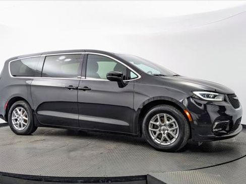 Used 2023 Chrysler Pacifica Touring FWD image 11