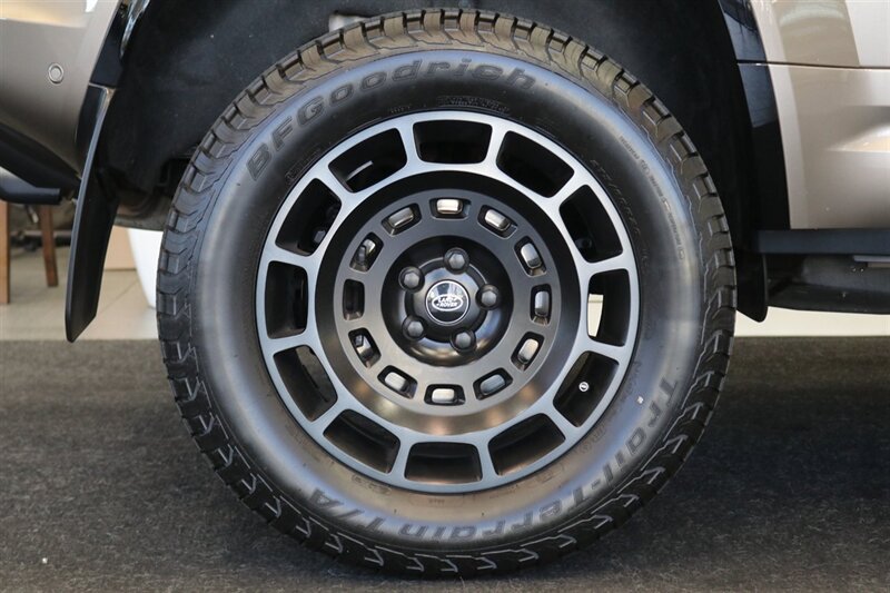 Used 2025 Land Rover Defender 110 AWD/4WD image 58