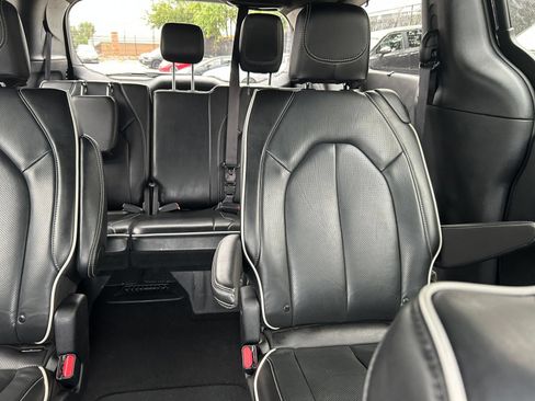 Used 2025 Chrysler Pacifica Limited FWD image 31