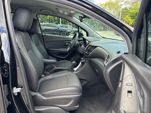 Used 2022 Chevrolet Trax LT w/ Midnight Edition FWD image 15