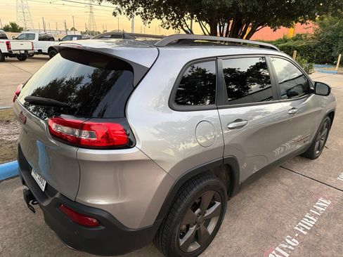 Used 2016 Jeep Cherokee 75th Anniversary FWD image 7