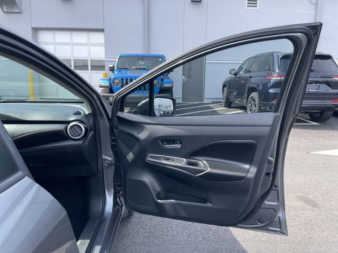 Used 2020 Nissan Versa SR image 9