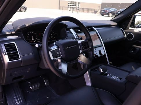 Used 2025 Land Rover Discovery Metropolitan Edition AWD/4WD image 17