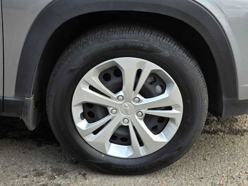 Used 2024 Chevrolet Trax LS image 9