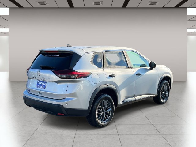Used 2024 Nissan Rogue S FWD image 3
