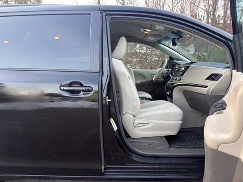 Used 2012 Toyota Sienna LE FWD image 24