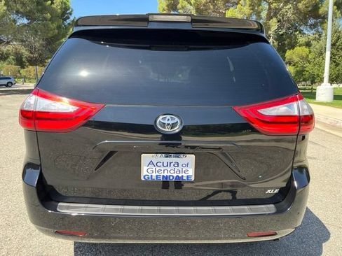 Used 2019 Toyota Sienna XLE Premium w/ Carpet Mat Package FWD image 8