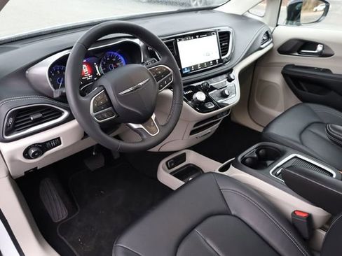 Used 2024 Chrysler Pacifica Touring-L image 9