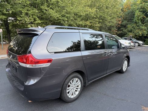 Used 2011 Toyota Sienna XLE w/ Premium Pkg FWD image 6