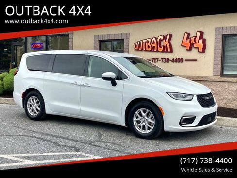Used 2023 Chrysler Pacifica Touring-L FWD image 1