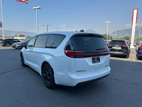 Used 2024 Chrysler Pacifica Limited FWD image 9