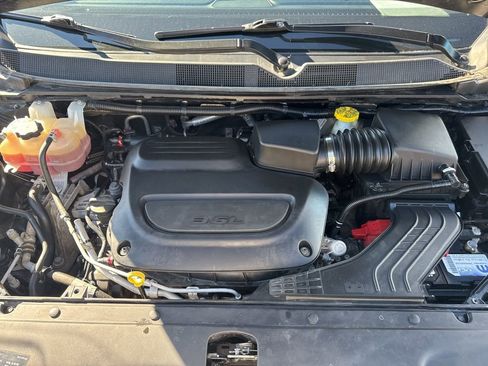 Used 2023 Chrysler Pacifica Touring-L image 17