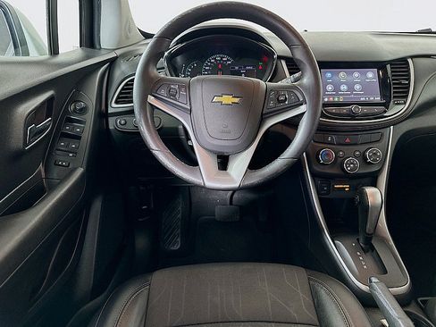 Used 2018 Chevrolet Trax LT w/ LT Convenience Package FWD image 21