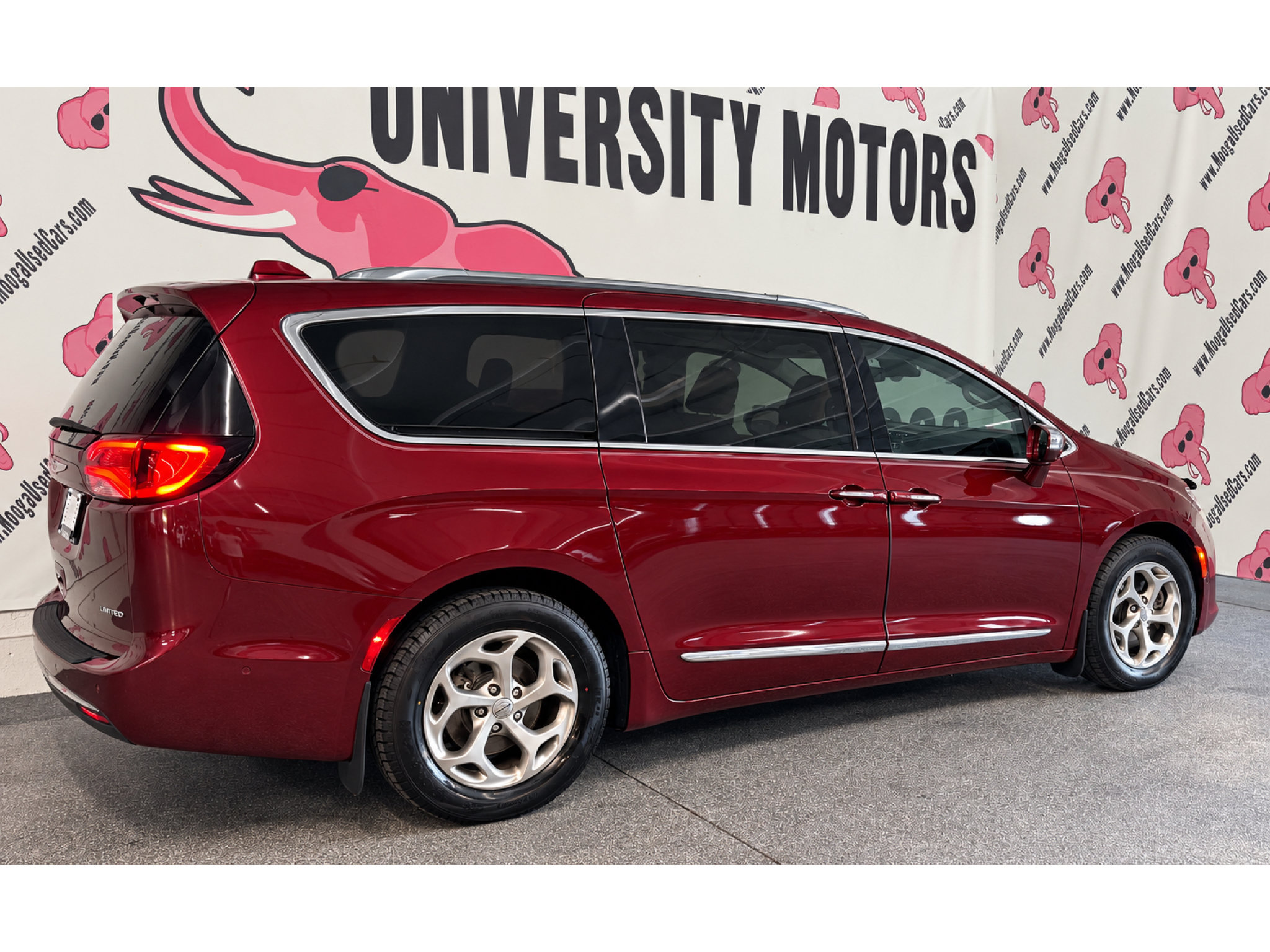 Used 2019 Chrysler Pacifica Limited w/ Tire & Wheel Group FWD image 9